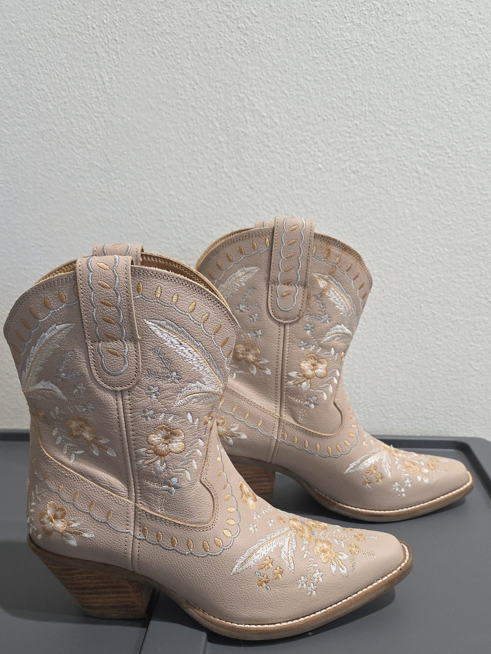 Dingo Primrose Embroidered Womens Boots NWT